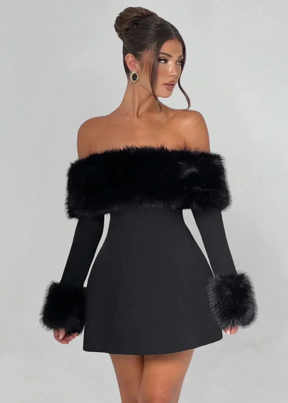 Robe Courte Noire Épaules Nues Détail Fourrure | ROBEMODE
