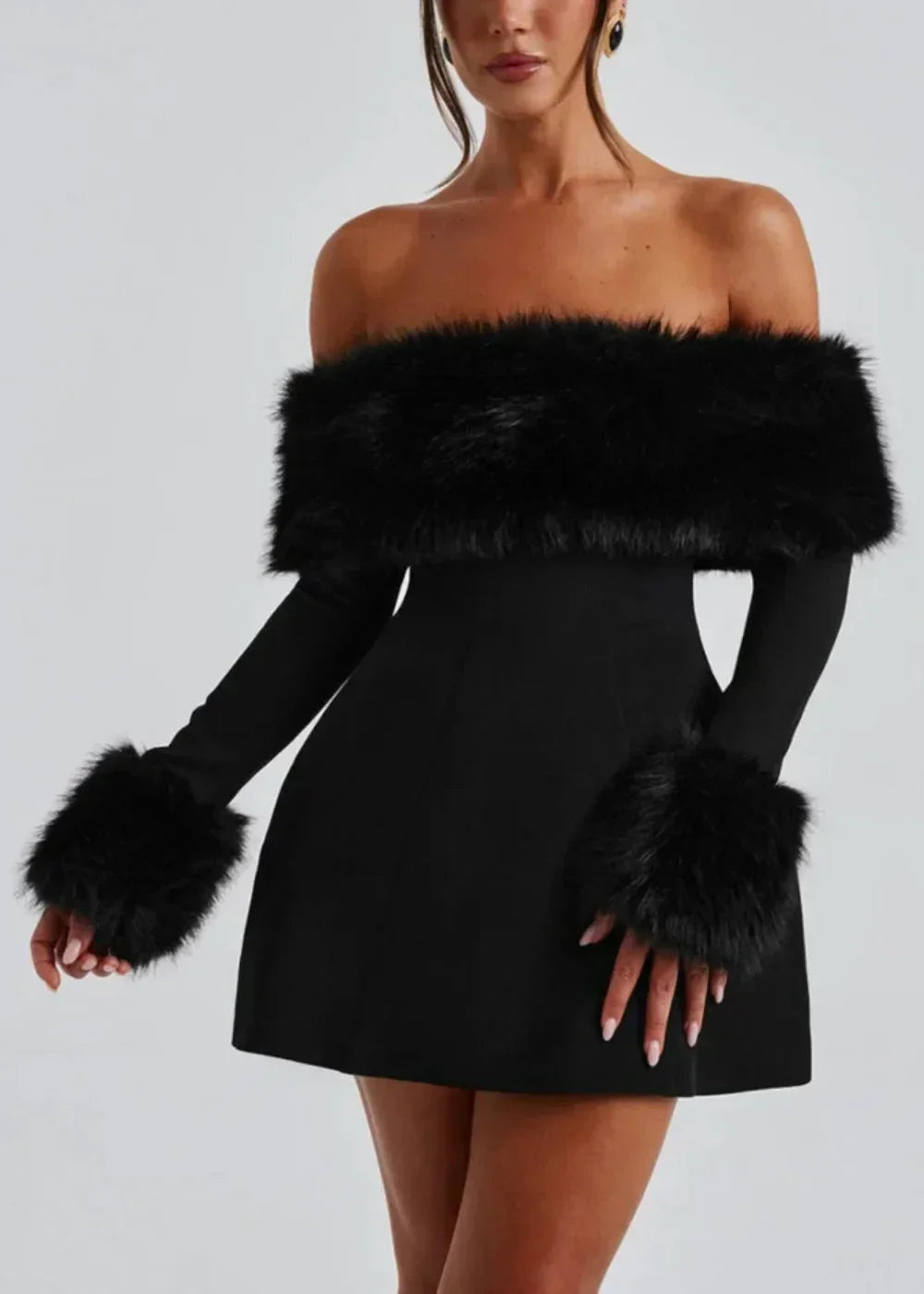 Robe Courte Noire Épaules Nues Détail Fourrure | ROBEMODE