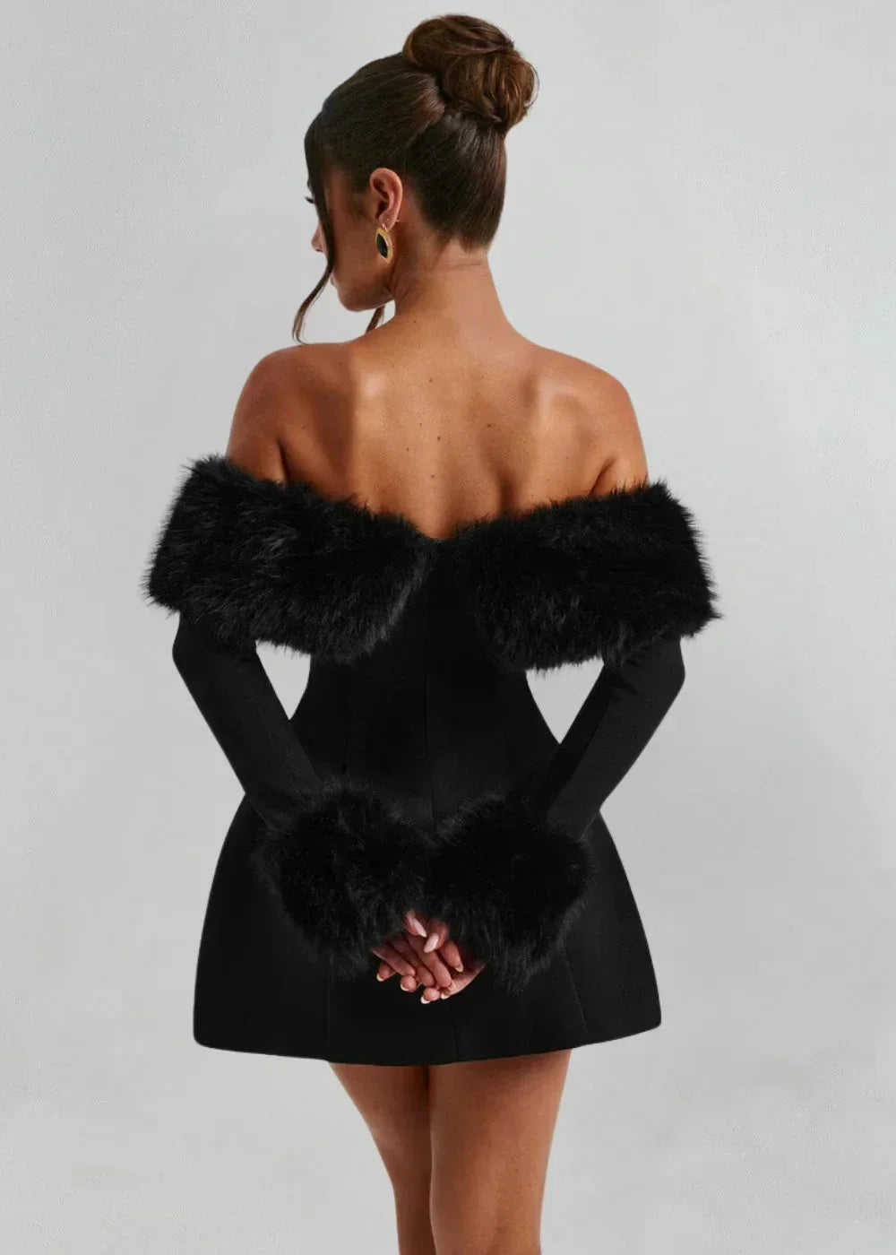Robe Courte Noire Épaules Nues Détail Fourrure | ROBEMODE