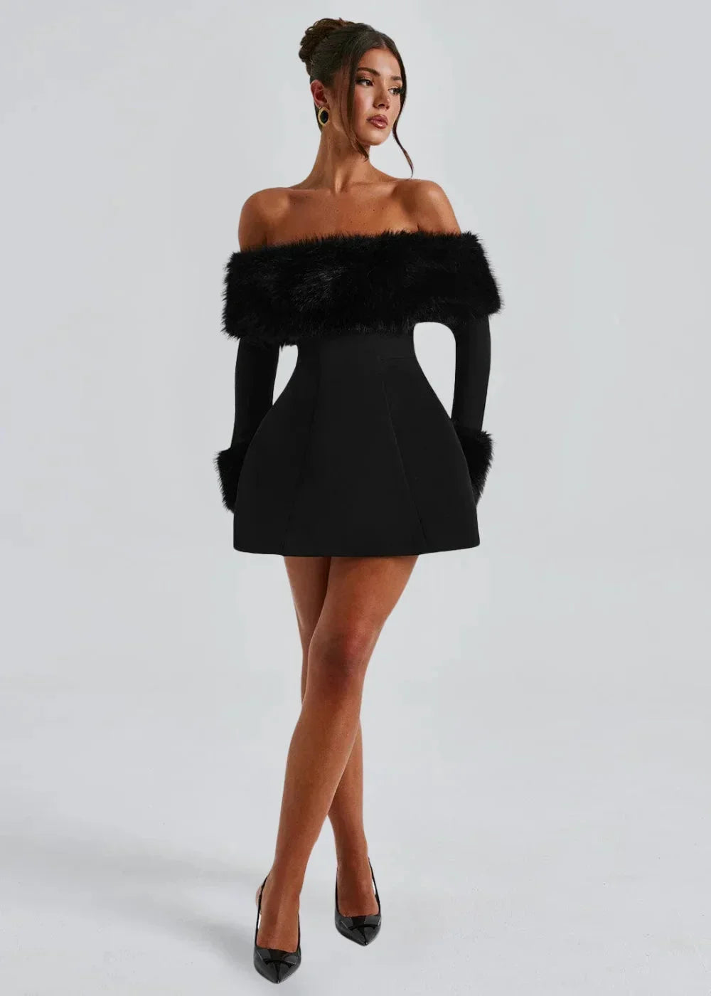 Robe Courte Noire Épaules Nues Détail Fourrure | ROBEMODE