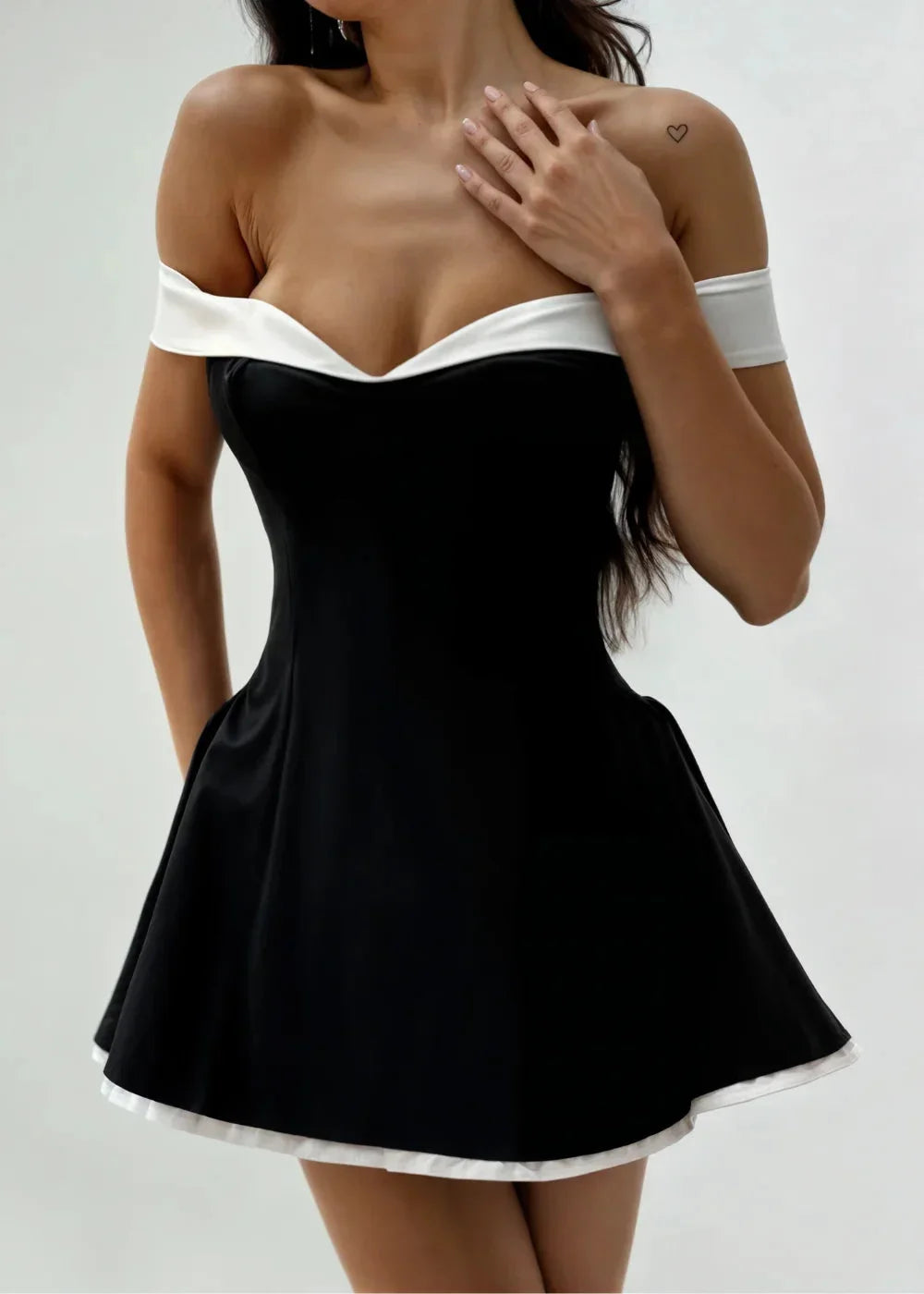 Robe Courte Noire Épaules Dénudées Bord Blanc Soirée | ROBEMODE