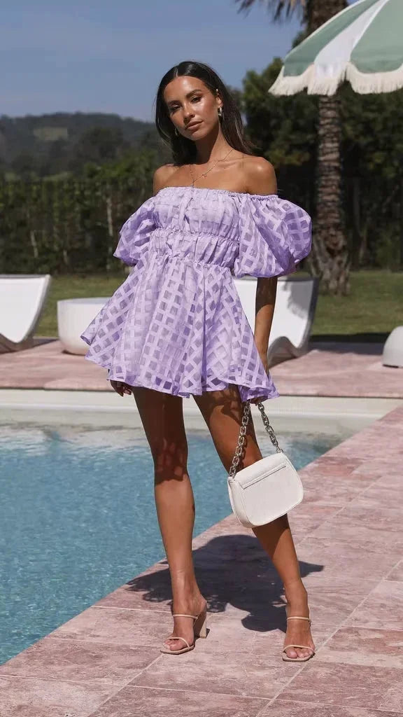 Robe courte à épaules dénudées volantée manches bouffantes