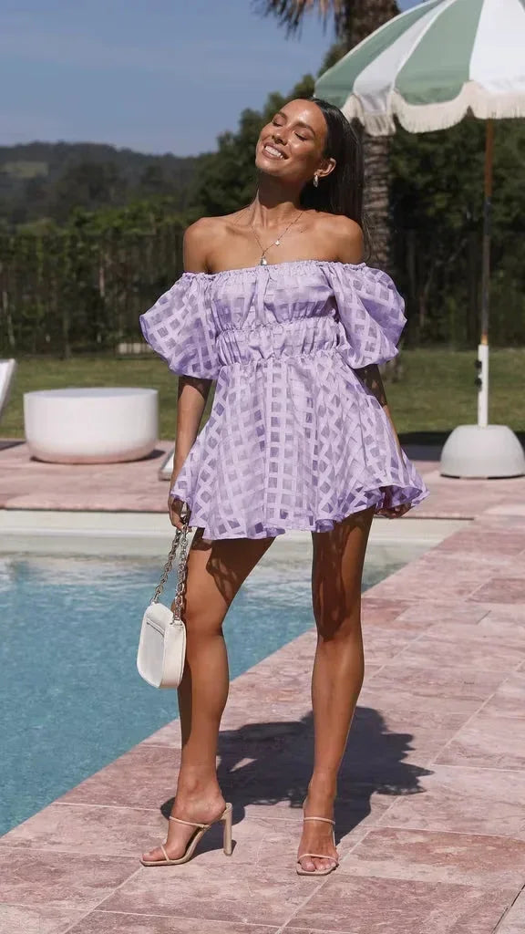 Robe courte à épaules dénudées volantée manches bouffantes