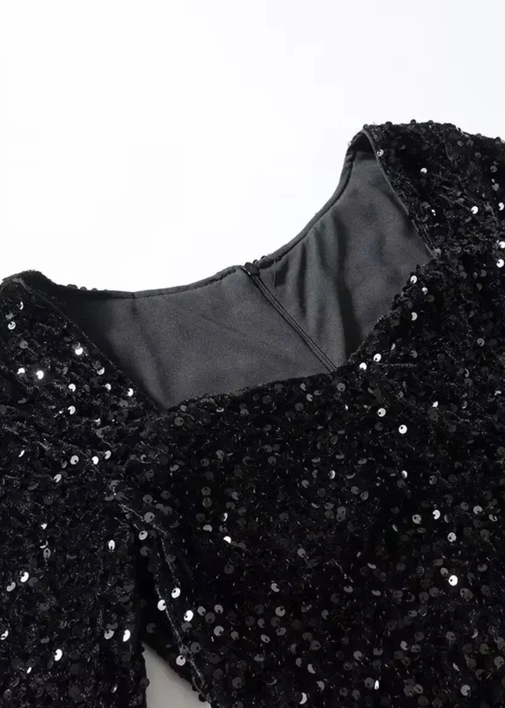 Robe courte femme noire pailletée manches longues col cœur | ROBEMODE