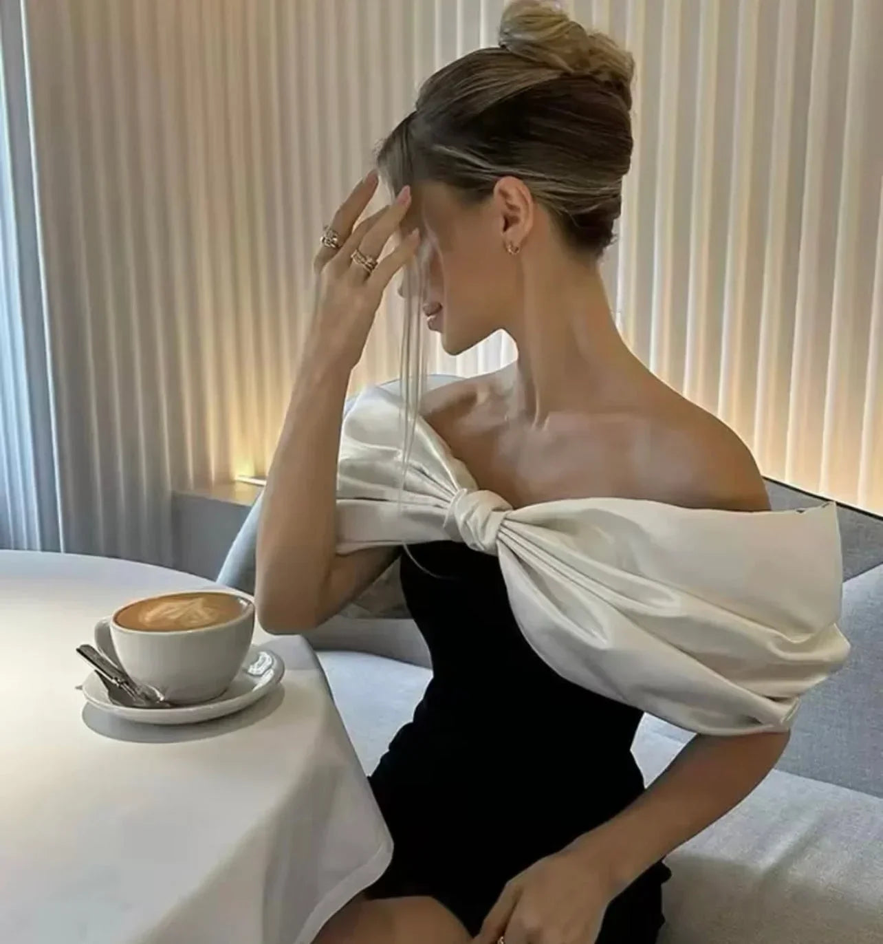 Robe Courte Épaules Dénudées Grand Nœud Décoratif 2 Coloris | ROBEMODE