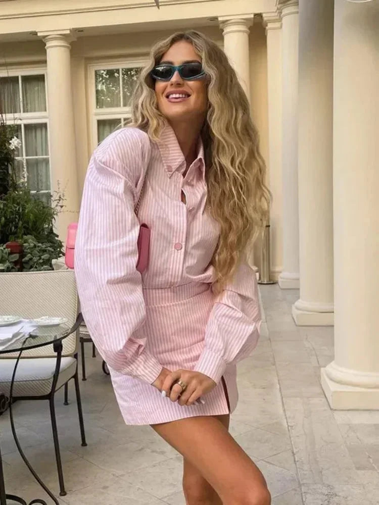 Robe courte femme rayée rose avec manches longues et fente