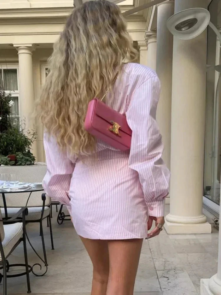 Robe courte femme rayée rose avec manches longues et fente