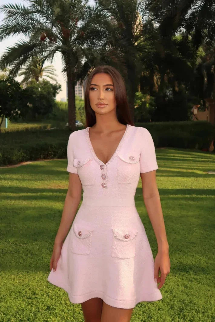 Robe courte rose avec boutons poches manches courtes | Coupe féminine + Style élégant + Facile à accessoiriser – ROBEMODE