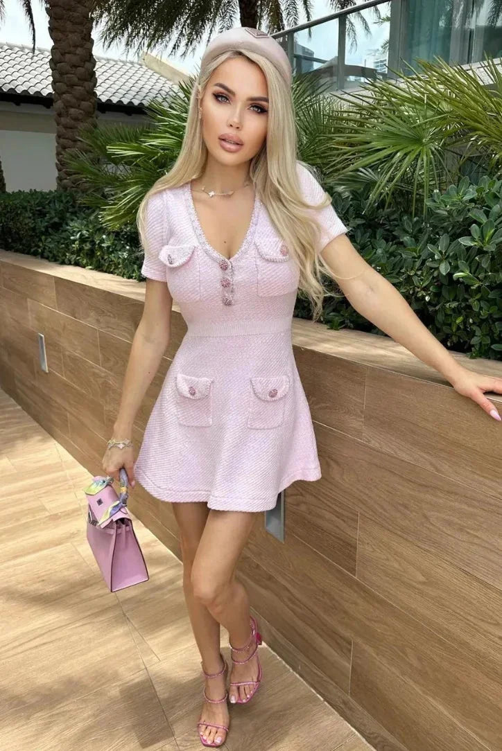 Robe courte rose avec boutons poches manches courtes | Coupe féminine + Style élégant + Facile à accessoiriser – ROBEMODE