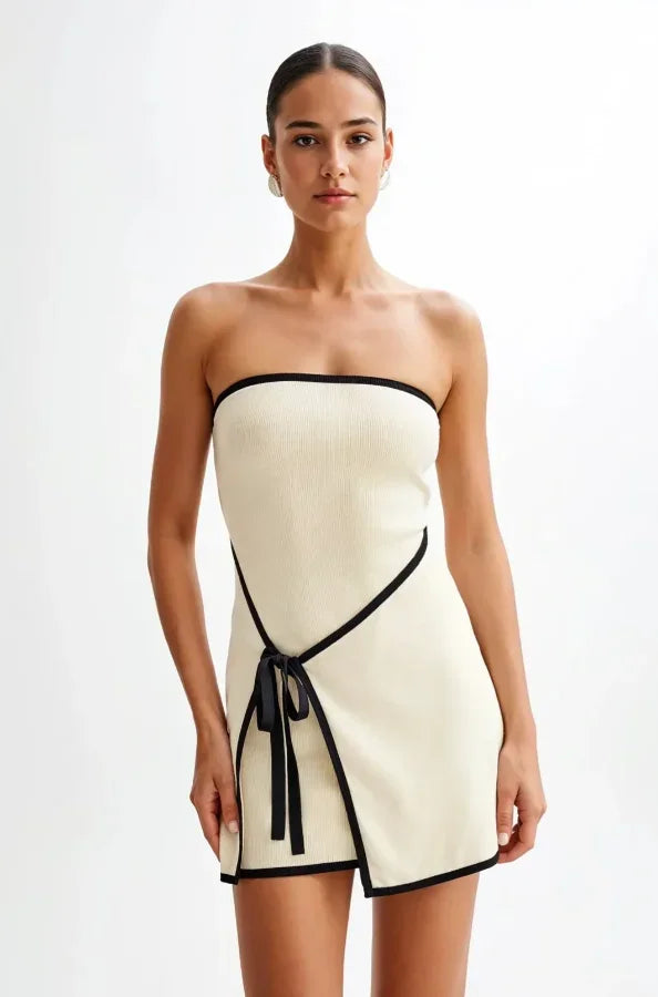 Robe courte beige sans manches bordures noires avec nœud