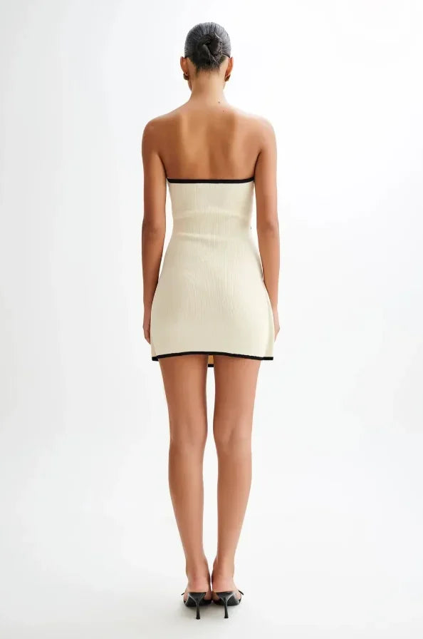 Robe courte beige sans manches bordures noires avec nœud