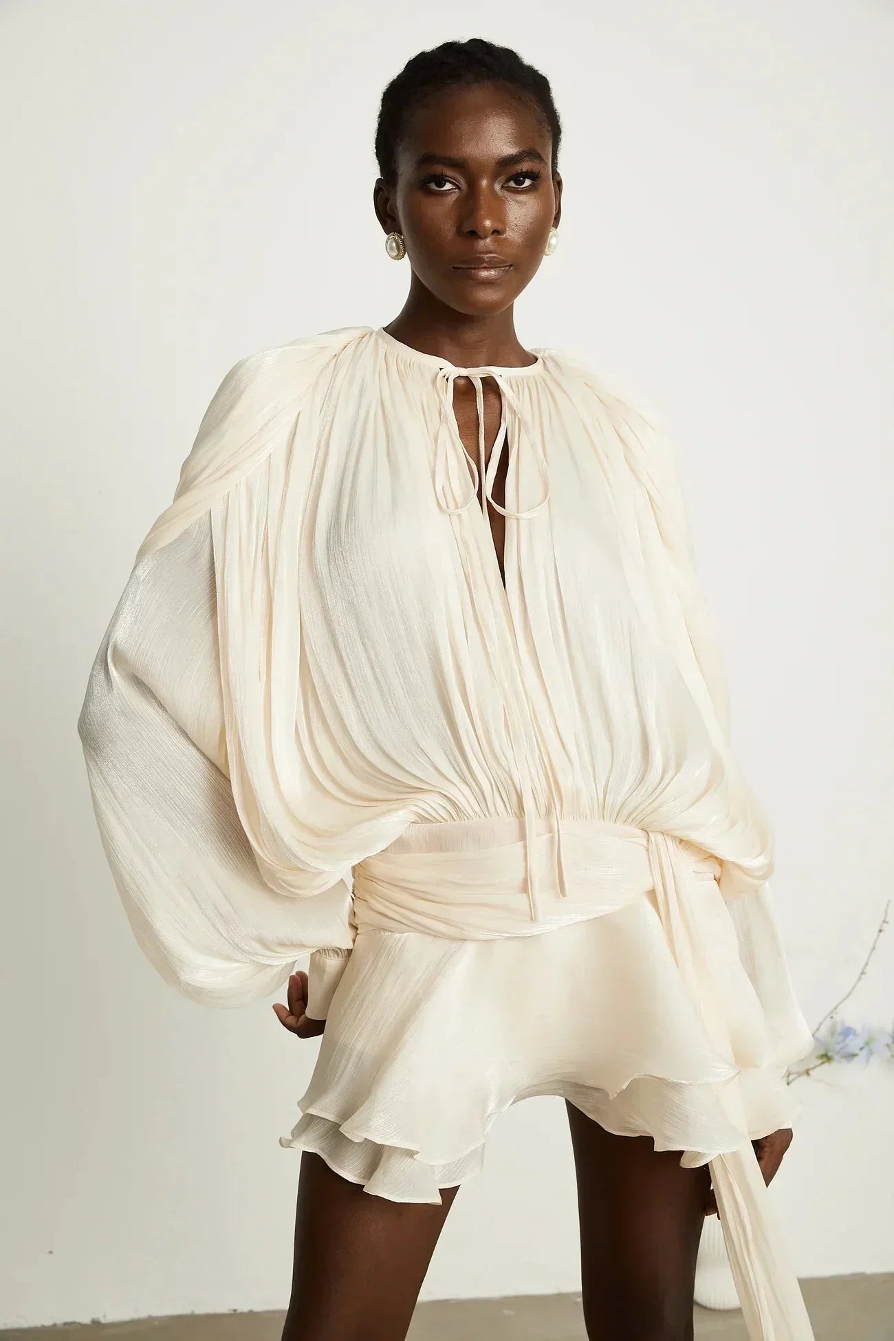 Robe Courte Fluide Satin Manches Longues Ceinture Nouée | Soirée Élégante | ROBEMODE