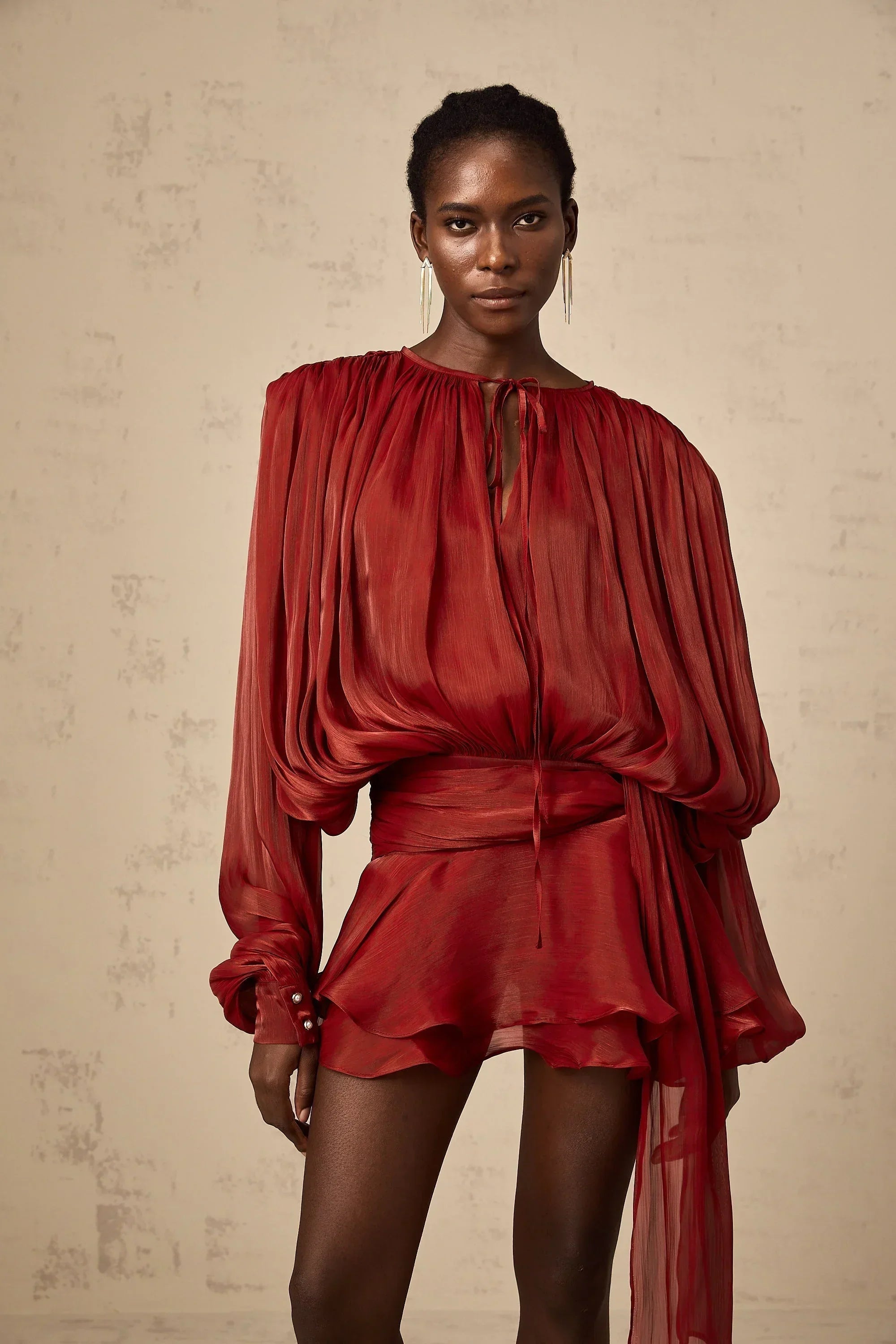 Robe Courte Fluide Satin Manches Longues Ceinture Nouée | Soirée Élégante | ROBEMODE