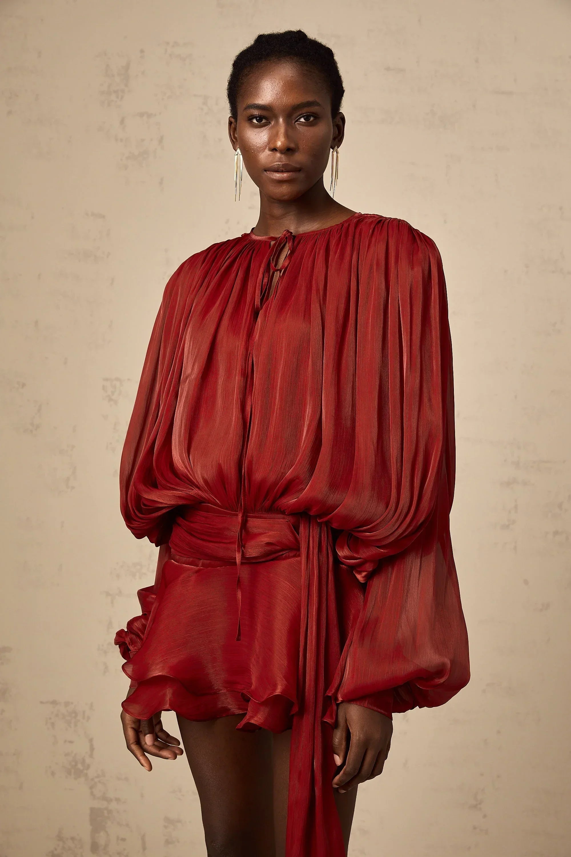 Robe Courte Fluide Satin Manches Longues Ceinture Nouée | Soirée Élégante | ROBEMODE