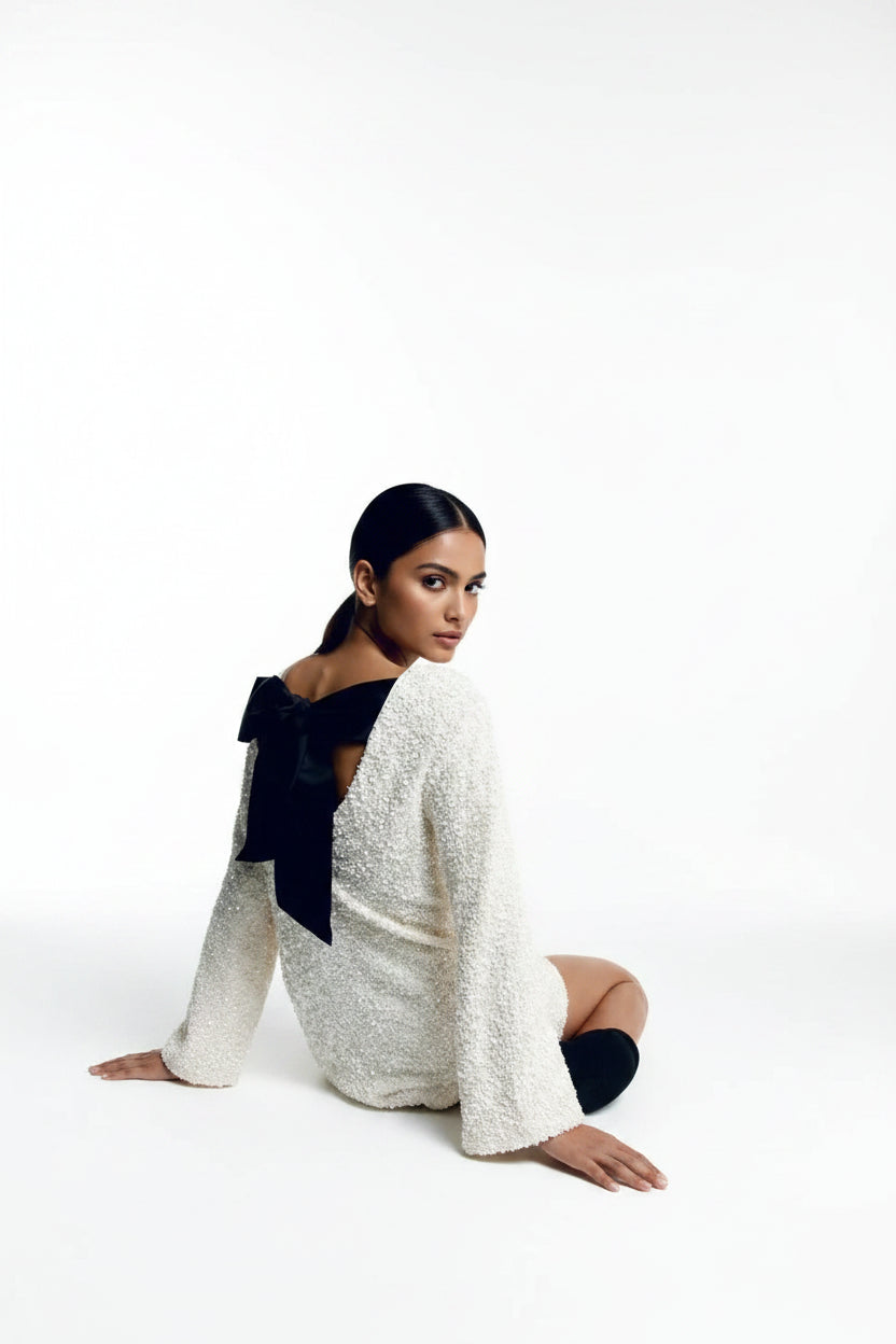 Robe courte femme blanche scintillante manches longues soirée | Coupe féminine + Style élégant + Facile à accessoiriser – ROBEMODE