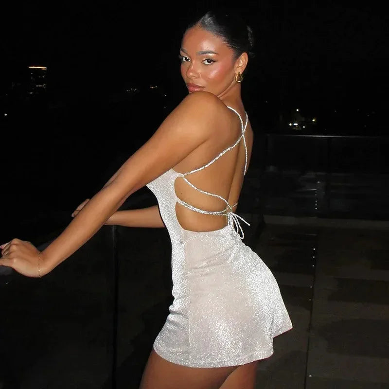 Robe courte dos nu avec bretelles croisées scintillante | Coupe féminine + Style élégant + Facile à accessoiriser – ROBEMODE