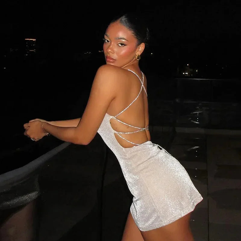 Robe courte dos nu avec bretelles croisées scintillante | Coupe féminine + Style élégant + Facile à accessoiriser – ROBEMODE