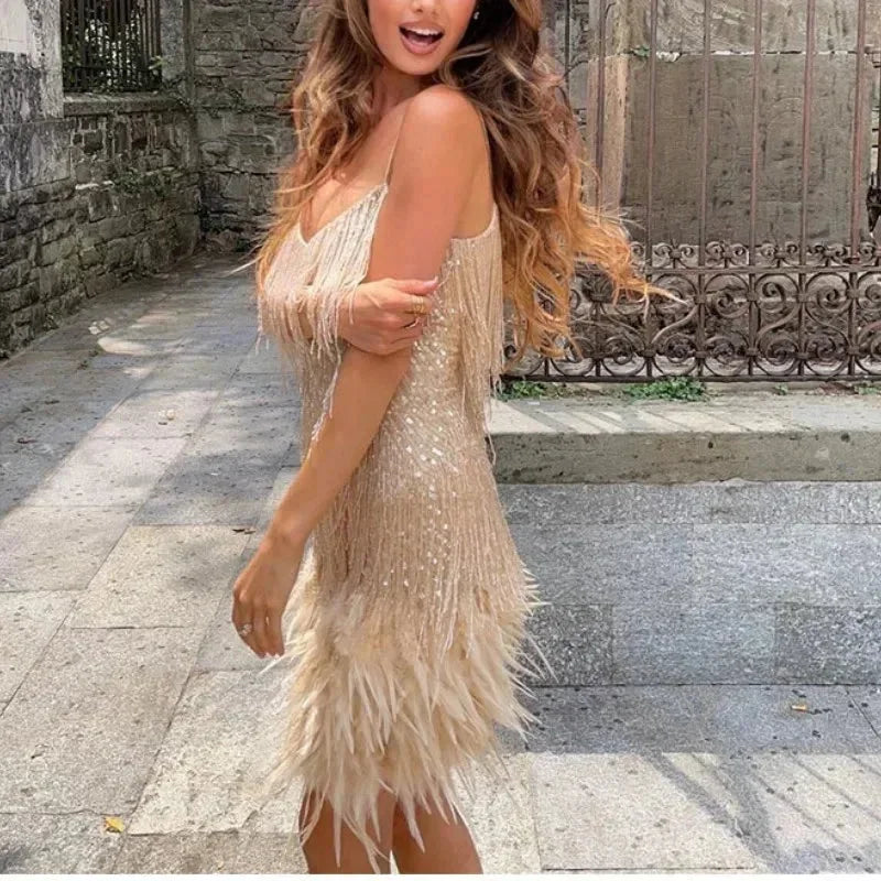 Robe courte soirée avec sequins et plumes bretelles fines